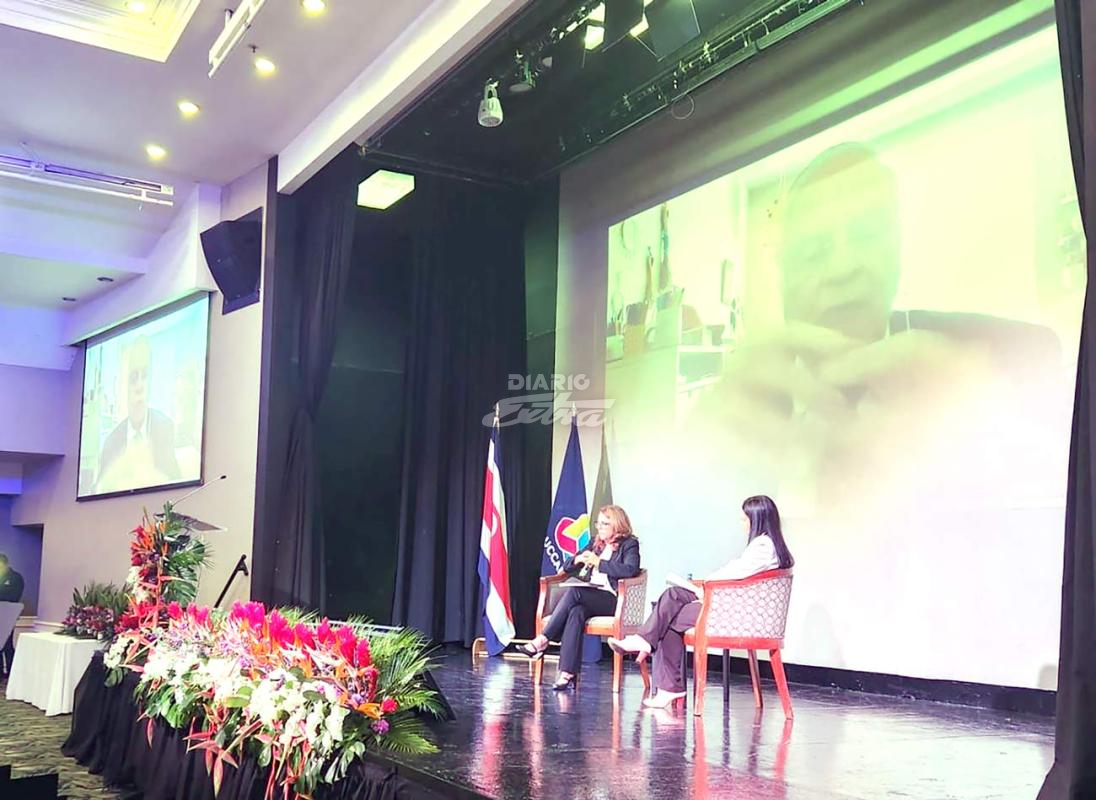 Un par de personas en una sala
Descripción generada automáticamente con confianza baja